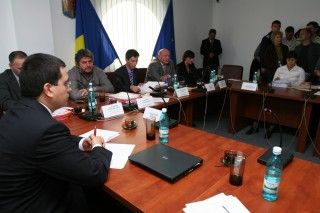 Sute de judecatori si procurori 