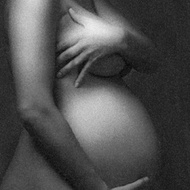 O fata de 14 ani, infectata cu HIV, insarcinata si care a incercat sa se sinucida, nu a fost primita la spital