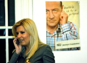 Elena Udrea le-a explicat tinerilor din PD-L ca Traian Basescu este singurul care nu poate fi batut pe votul uninominal