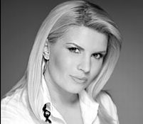 Elena Udrea i-a servit pe bucuresteni cu 200 de sarmale gatite chiar de ea