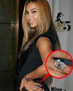 Beyonce isi etaleaza inelul de logodna in valoare de 5 milioane de dolari