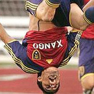 Fotbalistul Fabian Espindola s-a accidentat serios dupa ce a sarbatorit marcarea unui gol