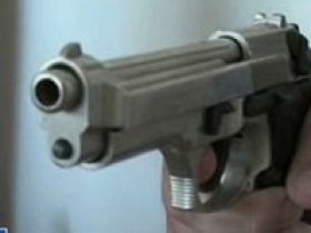 O femeie din Pascani a raspuns cu pistolul unei invitatii la sex!