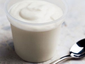 Consumul zilnic de iaurt poate reduce riscul aparitiei cancerului de colon