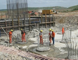 Muncitori la turnare beton