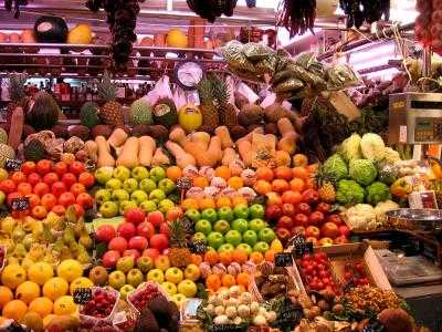 Vanzarea fructelor/legumelor la stand sau piata