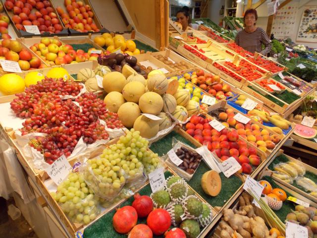 Vanzare fructe pe stand
