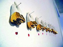 Romanii isi amaneteaza pana si dintii de aur