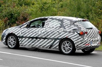 Opel Astra IV a fost surprins la teste pe pista in Germania