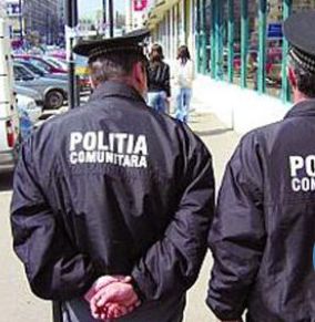 Politist comunitar, filmat in timp ce isi facea nevoile in strada!