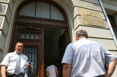 Sefii APIA au luat sute de mii de euro din selectii de personal