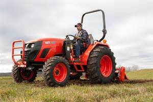 Tractoristi si muncitori in agricultura