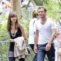 Jude Law, idila cu un manechin