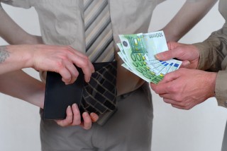 Normele BNR ar putea reduce cu 10%-30% suma maxima ce poate fi luata de la banci