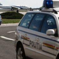 In timp ce vorbea la telefon, un sofer baut a lovit o masina de politie chiar in fata sectiei