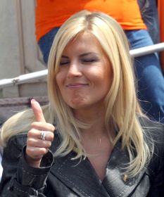 De la crosetat si spalat podele cu mopul, Elena Udrea trece la prezentarea stirilor muzicale la MTV