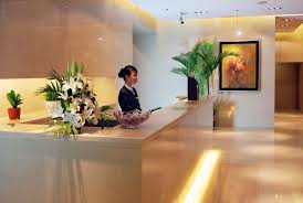 Servit restaurante si clienti hotel