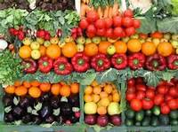 Lucratori agricoli la cules legume si fructe