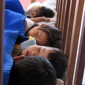 Orfanii mor de foame, iar asistentii maternali cheltuiesc banii pe mici si bere