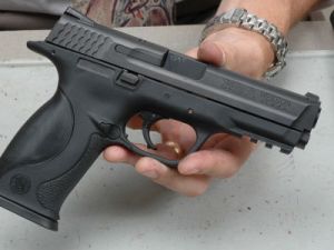 Un politist din Pascani si-a impuscat mortal sotia si apoi s-a sinucis!