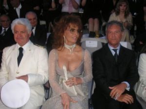 Sophia Loren afiseaza un decolteu demn de invidiat la cei 74 de ani ai sai