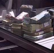 Leul se redreseaza, desi prognozele analistilor sunt sumbre