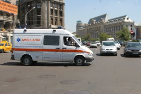 Un barbat aflat in coma de gradul II a asteptat jumatate de ora in salvare pentru ca o masina bloca intrarea in spital