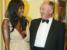 Naomi Campbell a tinut mortis sa-i arate sanii lui Nelson Mandela