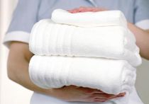 Un bebelus a fost confundat cu o gramada de rufe si izbit de pamant