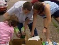 Efectele crizei financiare. In Australia, mii de oameni au stat la coada pentru mancarea oferita de biserica