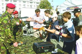 Tinerii, atrasi in armata cu salarii de 250 de euro si concerte cu Anna Lesko