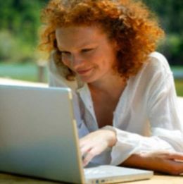 Femeile stau mai mult timp in fata calculatorului decat cu sotii lor