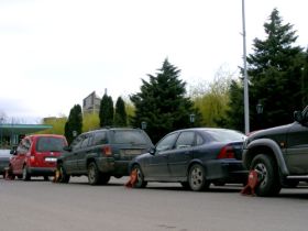 Atentie turisti! La Sinaia a inceput operatiunea de blocare a rotilor masinii daca parcati ilegal