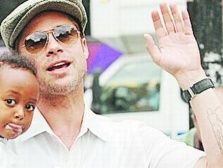 Brad Pitt si-a tatuat o mumie pe brat