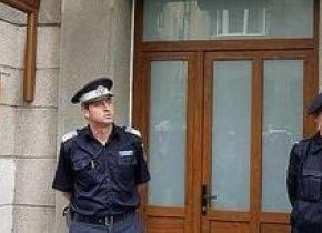 Un bucurestean furios a spart geamurile de la DNA - VIDEO