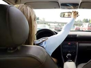 Bucuresteanca beata si fara permis, prinsa conducand o masina cu numere expirate