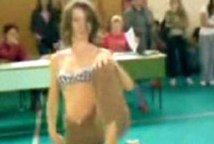 Striptease pentru minori in Germania. O profesoara s-a dezbracat pentru elevii ei