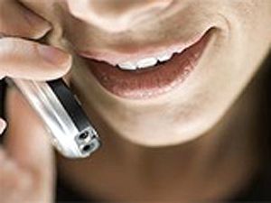 Telefonul mobil care contine nichel poate cauza o alergie a pielii