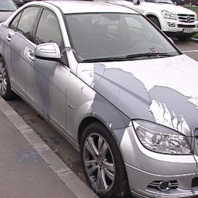 Doua masini parcate regulamentar au fost gasite vopsite de proprietari