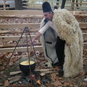 Expozitie scumpa. Ca sa-si recupereze banii cheltuiti la Targul Indagra Farm, ciobanii si-au scos si cainii la vanzare