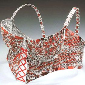 Lenjerie intima facuta din doze reciclate de aluminiu