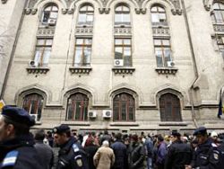 Peste 300 de taximetristi protesteaza in fata Primariei Capitalei