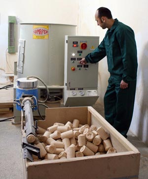 La fabrica de brichetat rumegus si ambalat lemne pentru foc