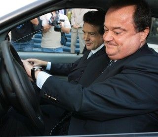 Populismul lui Basescu nu tine la oricine. Blaga nu renunta la BMW de dragul unui Logan