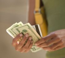 Bancile nu mai pot modifica sau introduce comisioane in contract fara voia clientului