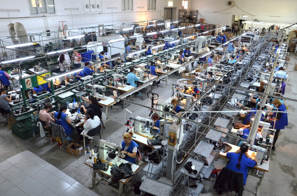 Angajam muncitori in productie