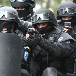 Un interlop bucurestean a fost retinut dupa ce a tras cu arma in mai multi politisti