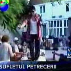 Primarul din Ramnicu Sarat a dansat pe mese si s-a dezbracat la o petrecere - VIDEO