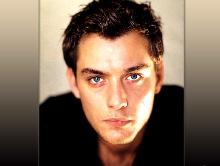 Jude Law arestat pentru ca a atacat un paparazzo