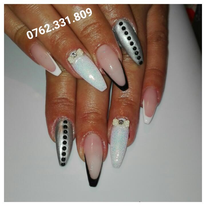 aplic unghii false cu gel sau acryl